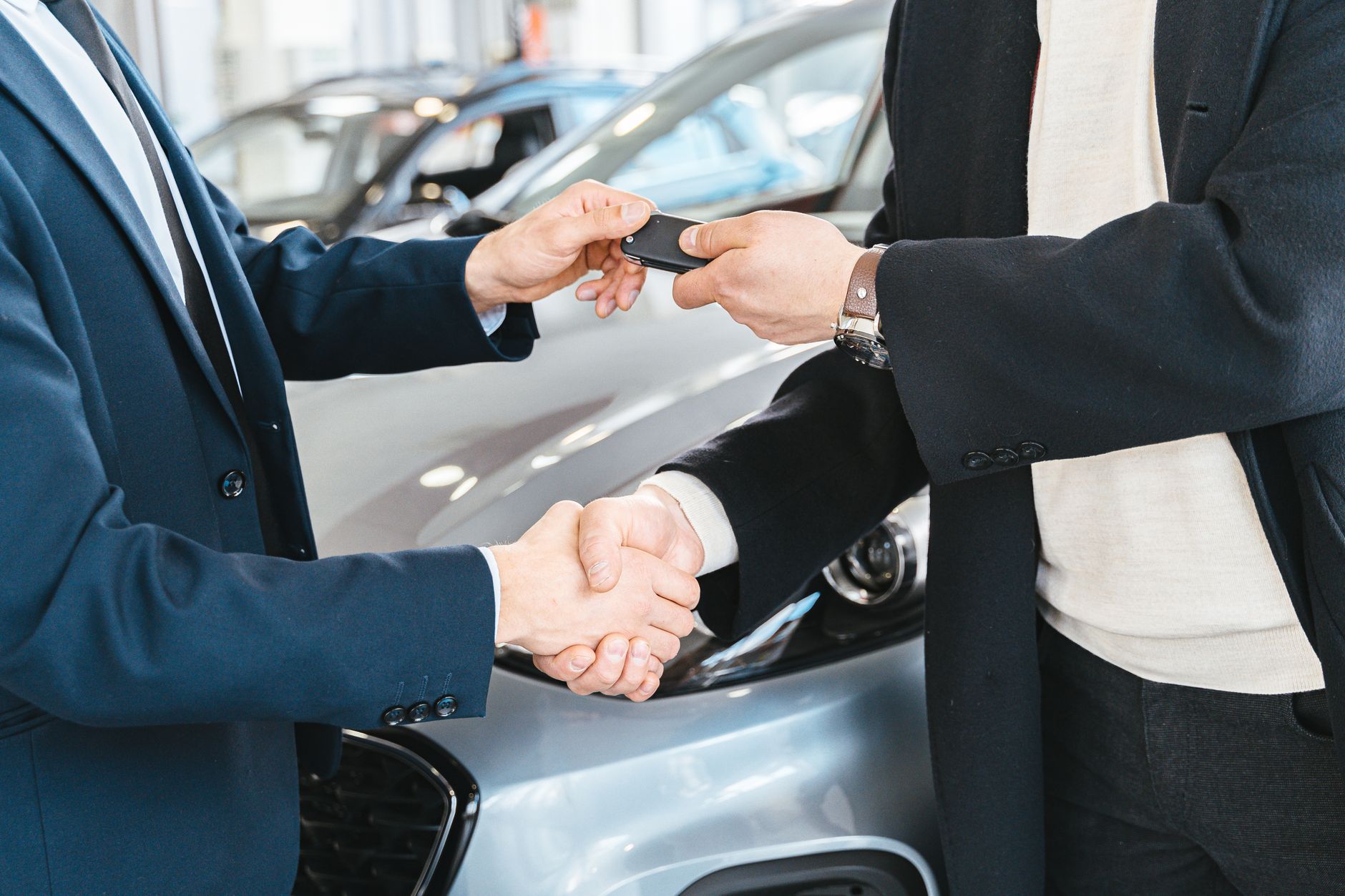 Aperto de mãos durante a entrega de um carro em uma concessionária