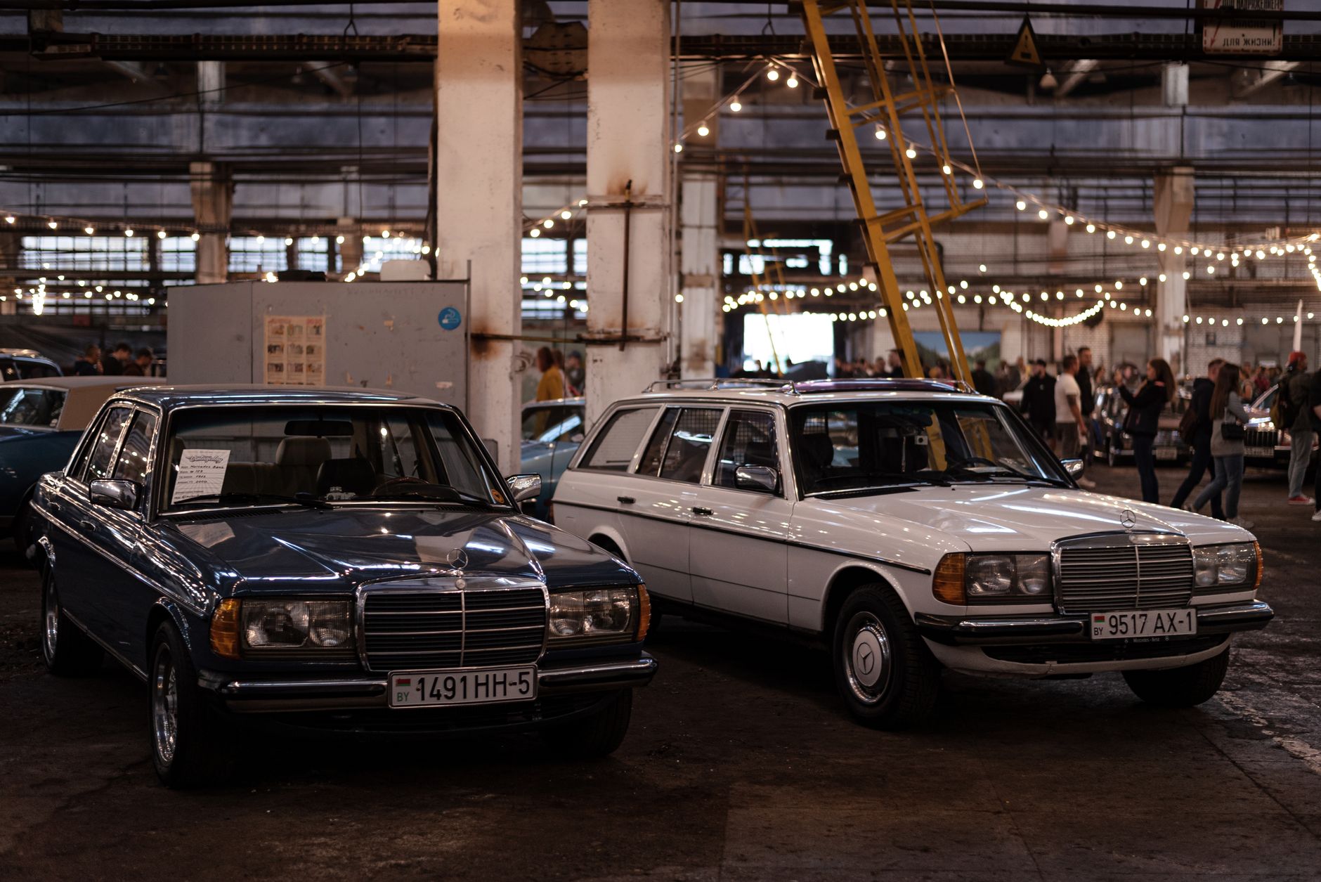 Salão de exposição com carros sedã antigos alinhados
